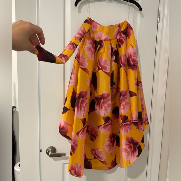 Never worn high waisted floral skirt. Size S. Tie bow front or back. Classy. - Picture 4 of 5